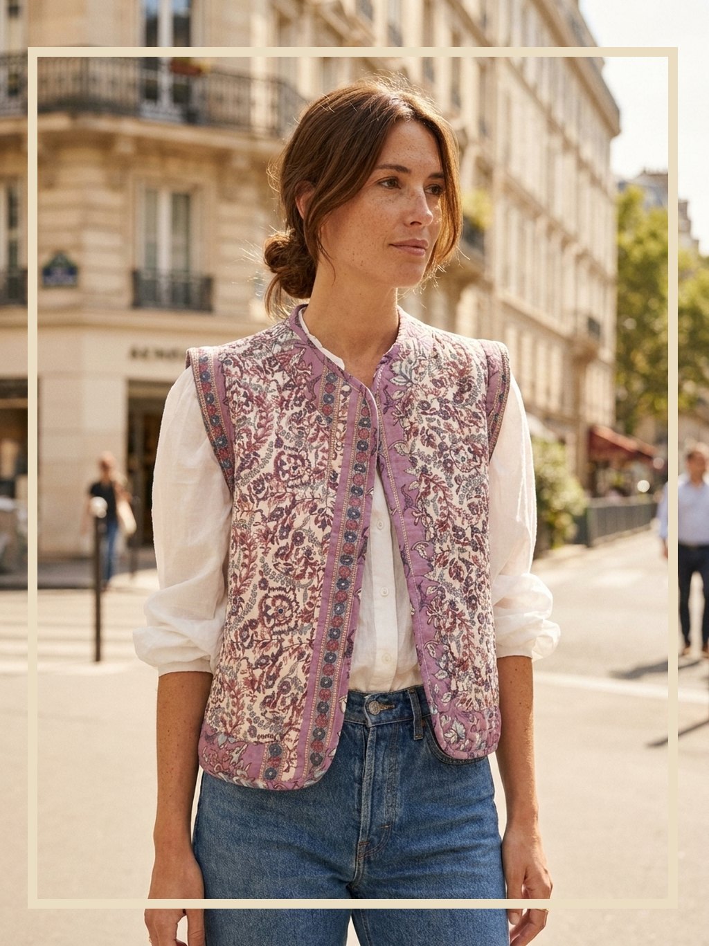 Femme portant le gilet matelassé sans manche fleuri dans une rue de Paris